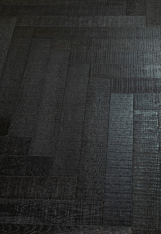 Intenzívne čierne CD sleď s rybou kosťou, drevené podlahy